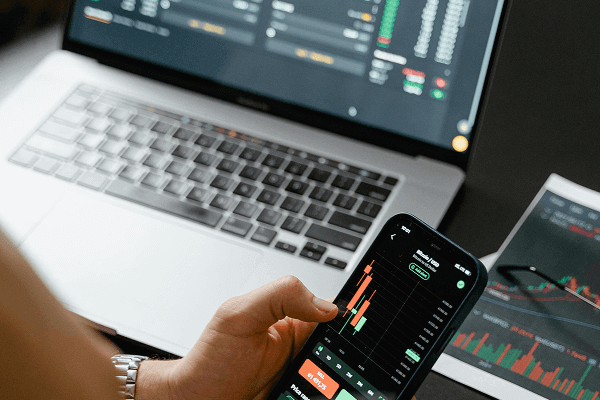 ภาพแสดงบุคคลตรวจดูกราฟราคาและพิจารณาการเทรด - Ultima Markets